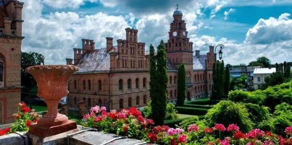 Топ-10 пам'яток Чернівців: що подивитися в першу чергу — фото 1