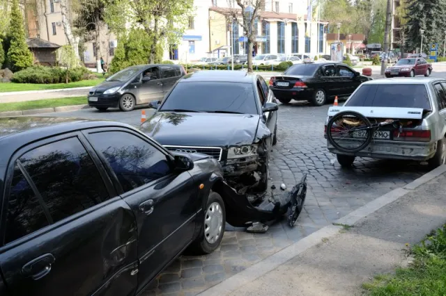 Чернівцях на вулиці Головній сталось потрійне ДТП — фото 2