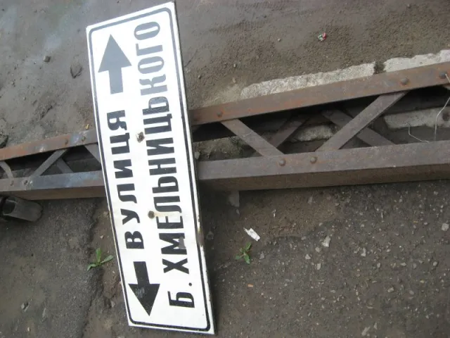 У Чернівцях знесли металеву електроопору, яка має історичну цінність (Фото) — фото 2