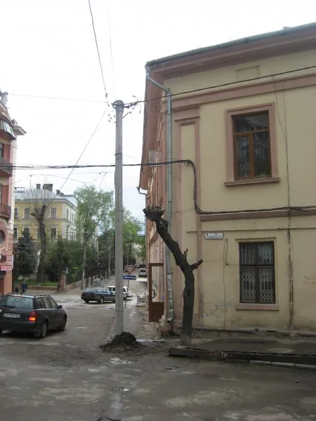 У Чернівцях знесли металеву електроопору, яка має історичну цінність (Фото) — фото 4