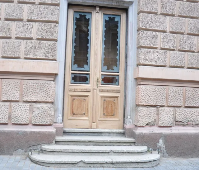 У Чернівецькій ОДА взялися за реставрацію дверей — фото 1