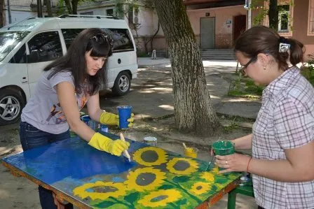 Студенти-медики створили патріотичний дитячий майданчик (Фото) — фото 2