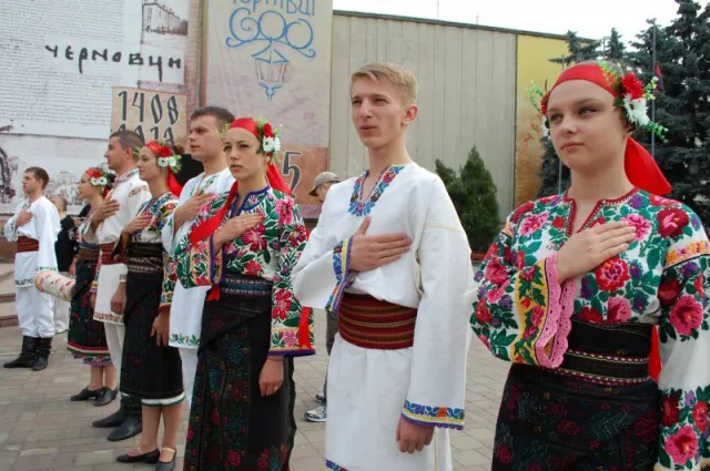 У Чернівцях долучилися до створення семиметрового рушника Єдності (Фоторепортаж) — фото 1
