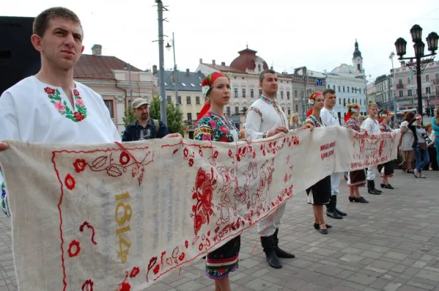 У Чернівцях долучилися до створення семиметрового рушника Єдності (Фоторепортаж) — фото 2