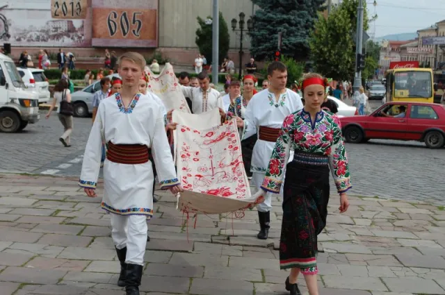 У Чернівцях долучилися до створення семиметрового рушника Єдності (Фоторепортаж) — фото 3