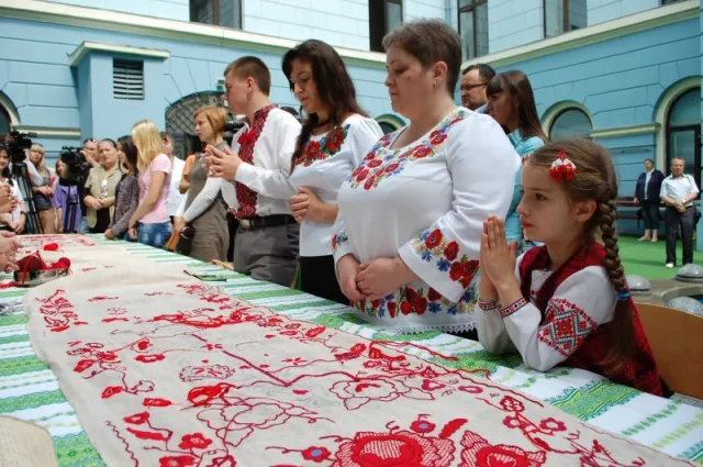 У Чернівцях долучилися до створення семиметрового рушника Єдності (Фоторепортаж) — фото 4