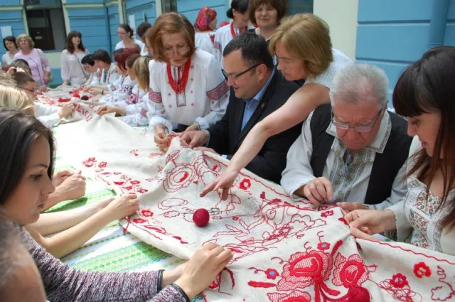 У Чернівцях долучилися до створення семиметрового рушника Єдності (Фоторепортаж) — фото 6