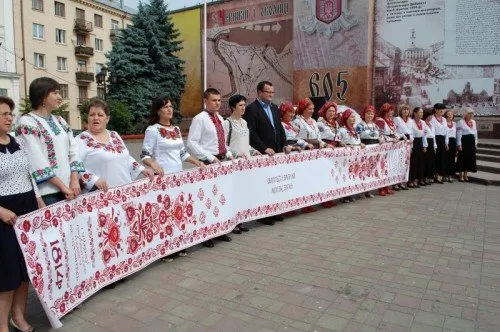 У Чернівцях долучилися до створення семиметрового рушника Єдності (Фоторепортаж) — фото 7