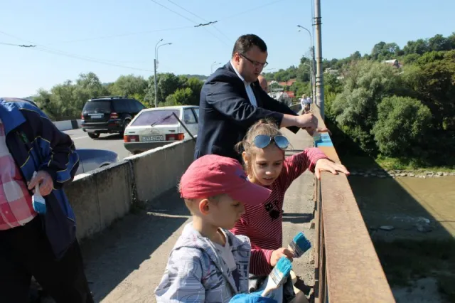 Акцію «Забарвимо Чернівці в Державні кольори» провела чернівецька молодь до річниці Конституції (Фото) — фото 1