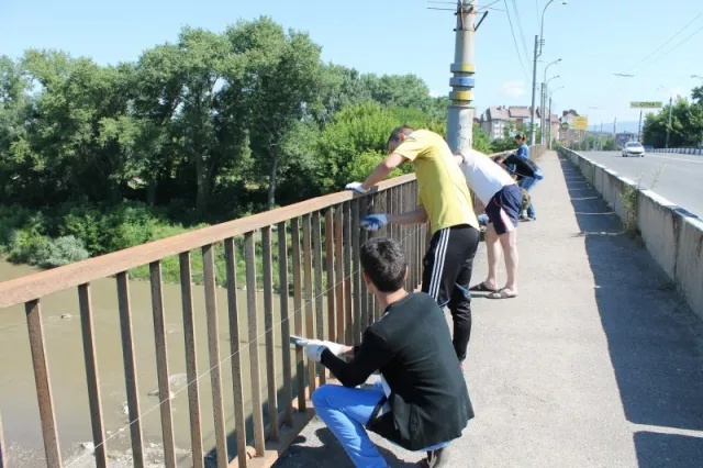 Акцію «Забарвимо Чернівці в Державні кольори» провела чернівецька молодь до річниці Конституції (Фото) — фото 2