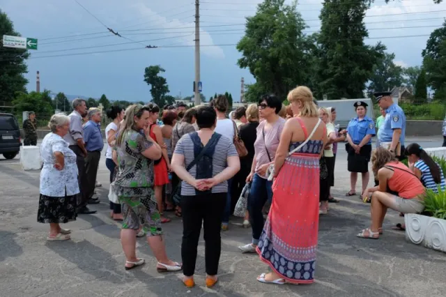 Біля колишнього 300 полку зібралися близько сотні родичів військових (Фото) — фото 2