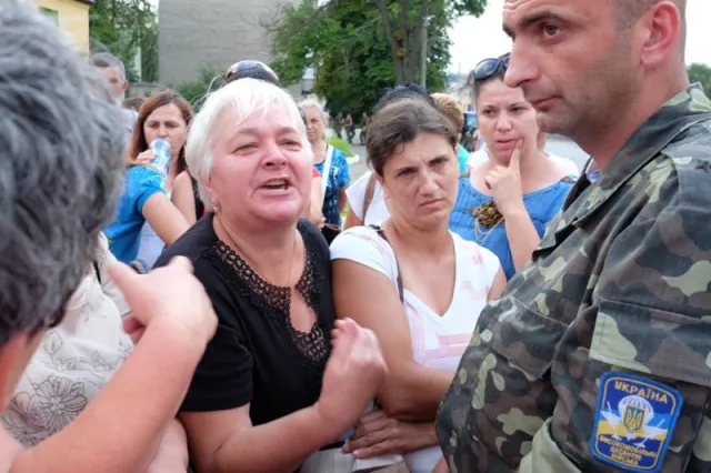 Біля колишнього 300 полку зібралися близько сотні родичів військових (Фото) — фото 4