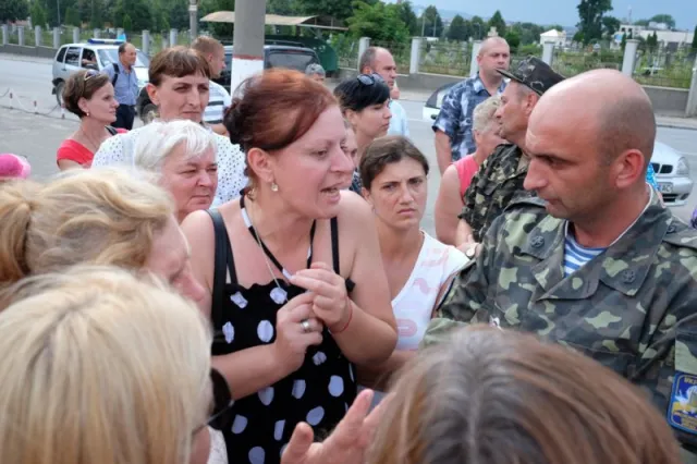 Біля колишнього 300 полку зібралися близько сотні родичів військових (Фото) — фото 5