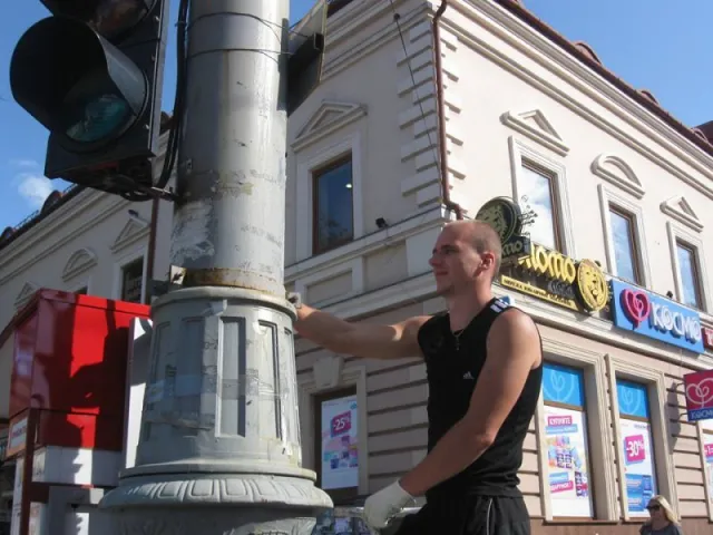 В центрі Чернівців розфарбували стару браму в синьо-жовті кольори (Фото) — фото 1