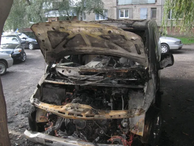 Невідомі спалили автомобіль громадського активіста (Фото) — фото 2