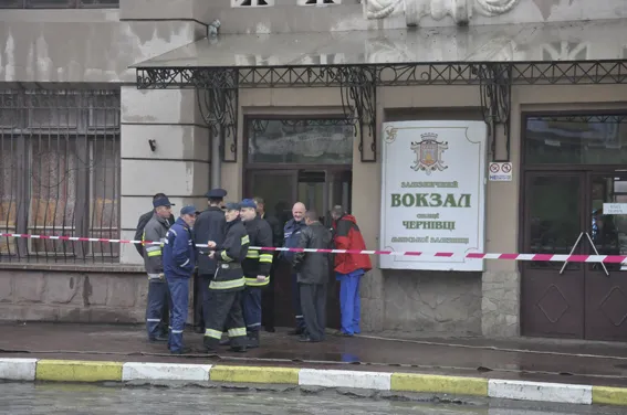 Залізничний вокзал у Чернівцях вдруге за місяць «мінували» (Фото) + (Відео) — фото 2