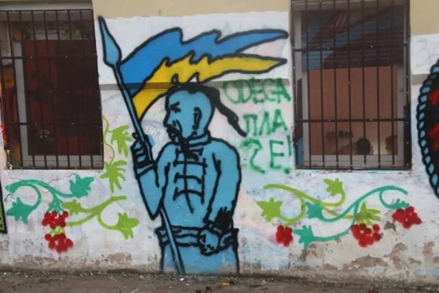 На стіні, біля дитячого майданчика, з'явились сепаратистські вислови (Фото) — фото 2