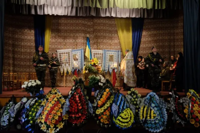 У Чернівцях відбулось прощання із загиблим в зоні АТО військовослужбовцем Павлом Конопльовим (Фото) — фото 1