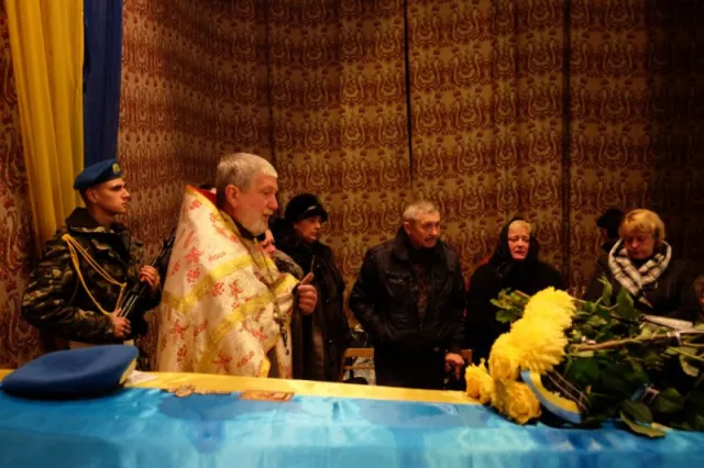 У Чернівцях відбулось прощання із загиблим в зоні АТО військовослужбовцем Павлом Конопльовим (Фото) — фото 2