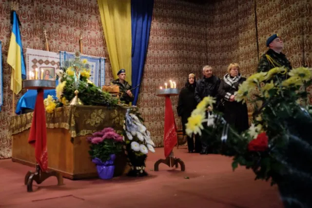 У Чернівцях відбулось прощання із загиблим в зоні АТО військовослужбовцем Павлом Конопльовим (Фото) — фото 3