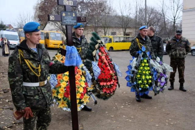 У Чернівцях відбулось прощання із загиблим в зоні АТО військовослужбовцем Павлом Конопльовим (Фото) — фото 4