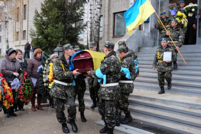У Чернівцях відбулось прощання із загиблим в зоні АТО військовослужбовцем Павлом Конопльовим (Фото) — фото 5
