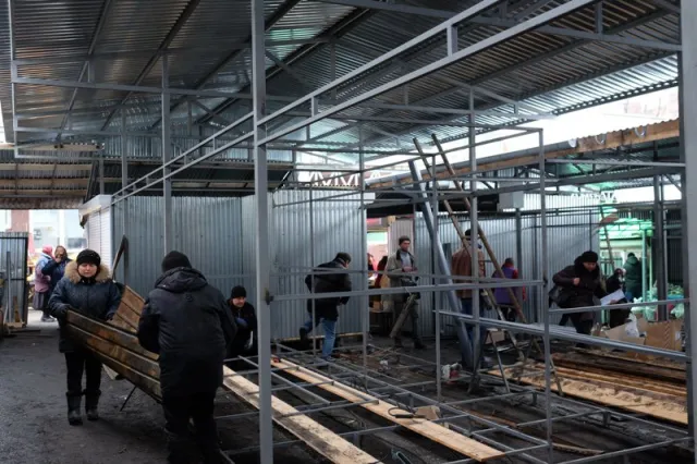 Ринок «Центральний», який значно постраждав від пожежі два тижні тому, майже повністю відновив роботу (Фото) — фото 1
