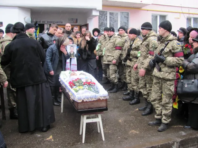 В останню путь провели Героя Владислава Трепка (фото) — фото 12