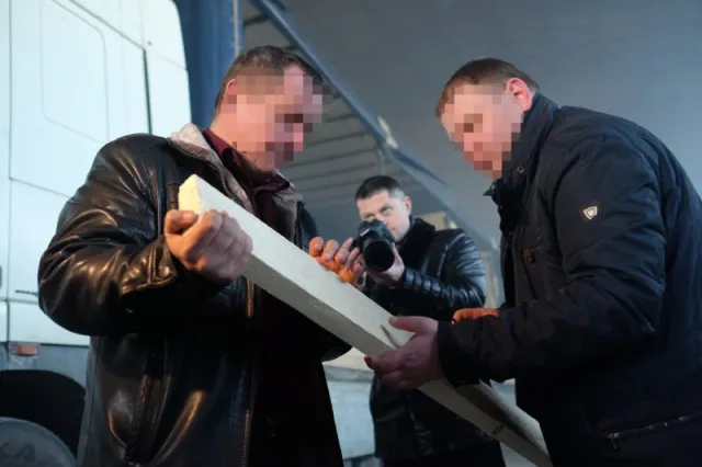 Прикордонники викрили контрабанду цигарок вартістю 1 млн. грн. (фото) — фото 12