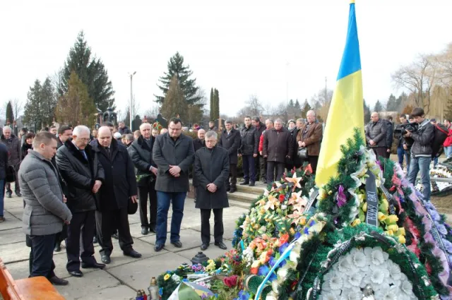 У Чернівцях вшанували пам'ять Героїв Небесної сотні (фото) — фото 4