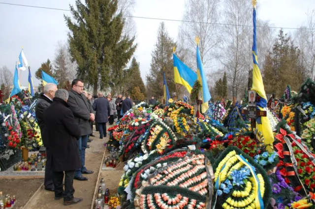 У Чернівцях вшанували пам'ять Героїв Небесної сотні (фото) — фото 7