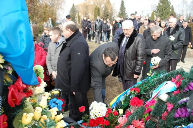 У Чернівцях вшанували пам'ять Героїв Небесної сотні (фото) — фото 10