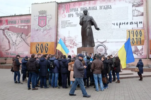 Студенти на Центральній площі вшанували пам'ять Героїв Небесної сотні (фото) — фото 1