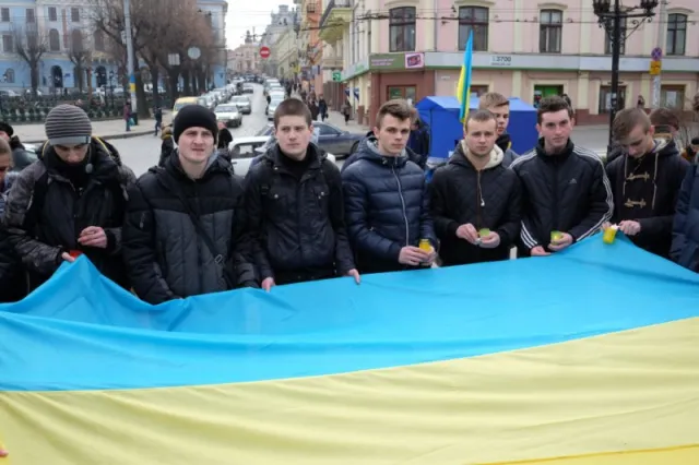 Студенти на Центральній площі вшанували пам'ять Героїв Небесної сотні (фото) — фото 2