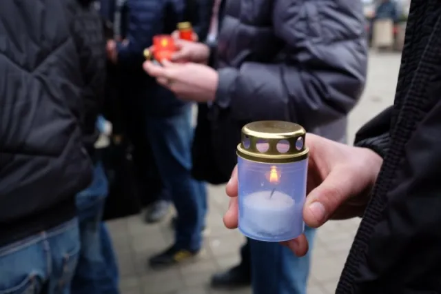 Студенти на Центральній площі вшанували пам'ять Героїв Небесної сотні (фото) — фото 3