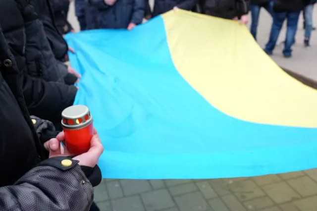 Студенти на Центральній площі вшанували пам'ять Героїв Небесної сотні (фото) — фото 4