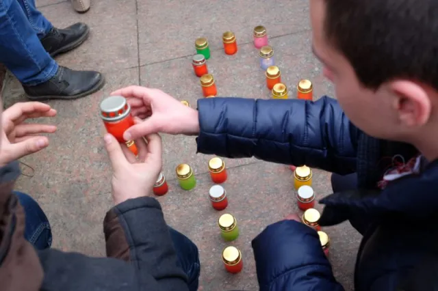 Студенти на Центральній площі вшанували пам'ять Героїв Небесної сотні (фото) — фото 5