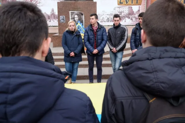Студенти на Центральній площі вшанували пам'ять Героїв Небесної сотні (фото) — фото 7