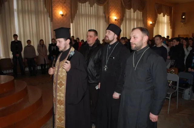 Учні Чернівецького технікуму провели вечір-реквієм присвячений Героям Небесної Сотні (фото) — фото 3