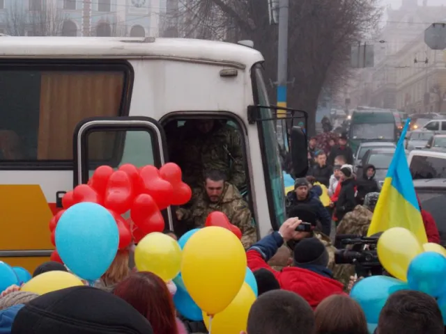 Військовослужбовці, які брали участь у боях у Дебальцевому, прибули у Чернівці (фото+відео) — фото 2