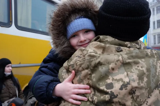 Військовослужбовці, які брали участь у боях у Дебальцевому, прибули у Чернівці (фото+відео) — фото 3