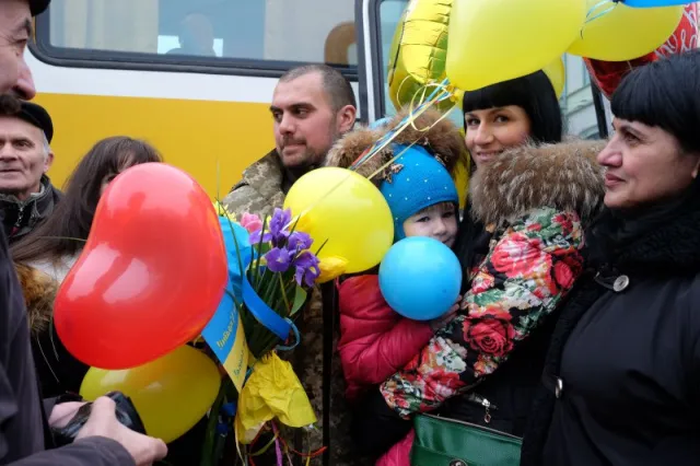 Військовослужбовці, які брали участь у боях у Дебальцевому, прибули у Чернівці (фото+відео) — фото 5