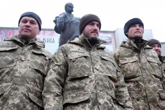 Військовослужбовці, які брали участь у боях у Дебальцевому, прибули у Чернівці (фото+відео) — фото 8