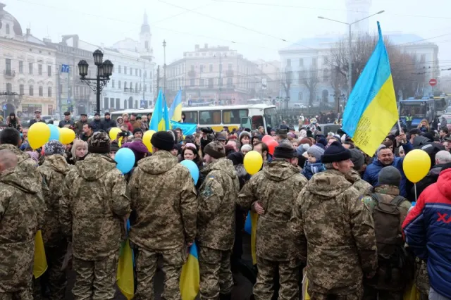 Військовослужбовці, які брали участь у боях у Дебальцевому, прибули у Чернівці (фото+відео) — фото 9