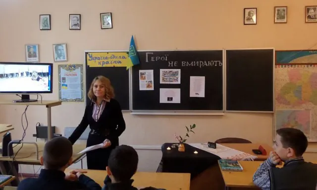 У навчально-виховному комплексі "Любисток" вшанували пам’ять Героїв Небесної Сотні (фото) — фото 1