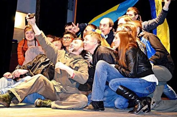 У Чернівцях презентували виставу "Революція гідності. Як то було." (фото) — фото 2