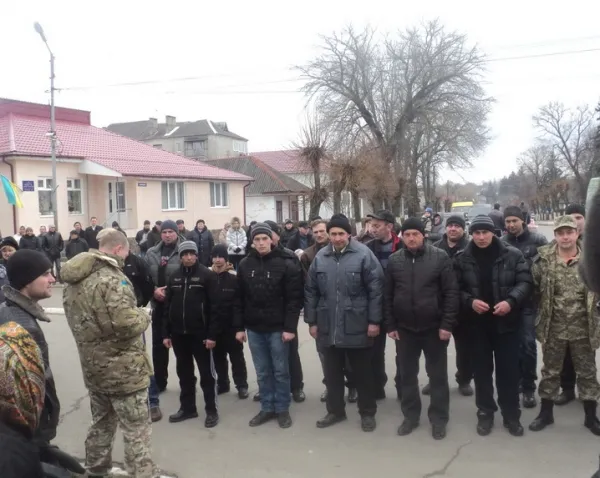 З Сокирян на навчання вирушила група мобілізованих (фото) — фото 1