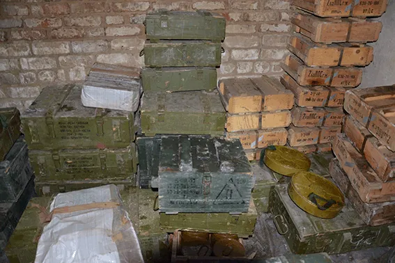 Чернівецькі правоохоронці, які несуть службу на Сході виявили сховище з боєприпасами (фото) — фото 2