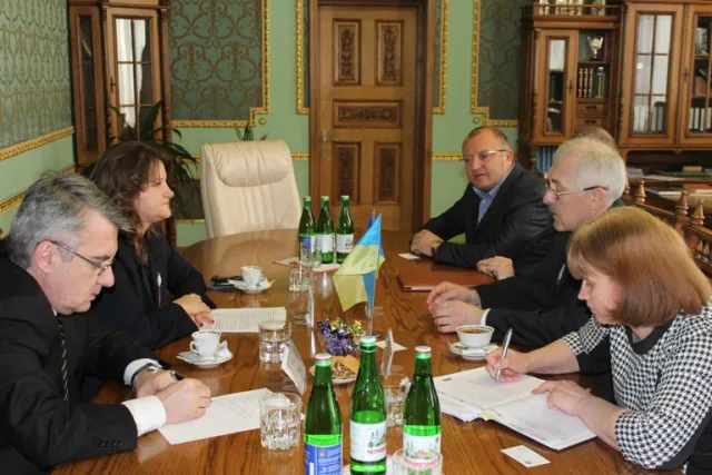 Голова обласної державної адміністрації Олександр Фищук зустрічався з Генеральниим Консулом Румунії в Чернівцях Елеонорою Молдован  (фото) — фото 3