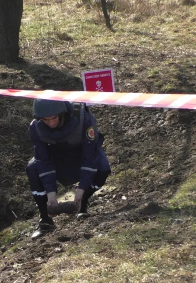 Чернівчанин на присадибній ділянці знайшов 2 артснаряди часів ІІ Світової (фото) — фото 1